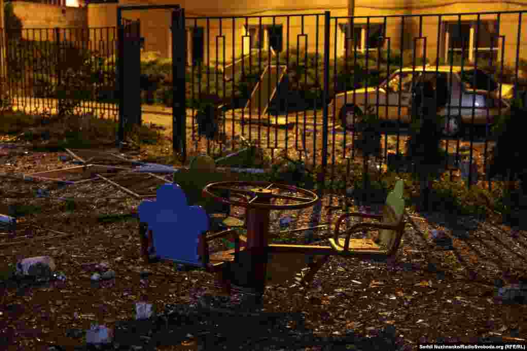 Ruševine na igralištu nakon eksplozije koja je potresla stambenu zgradu tokom talasa ruskih napada