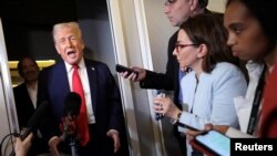 Tramp razgovara sa novinarima na letu za Vašington