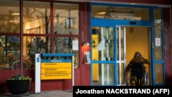 Stockholmi szociális otthonba érkezik egy asszony 2020. május 4-én.