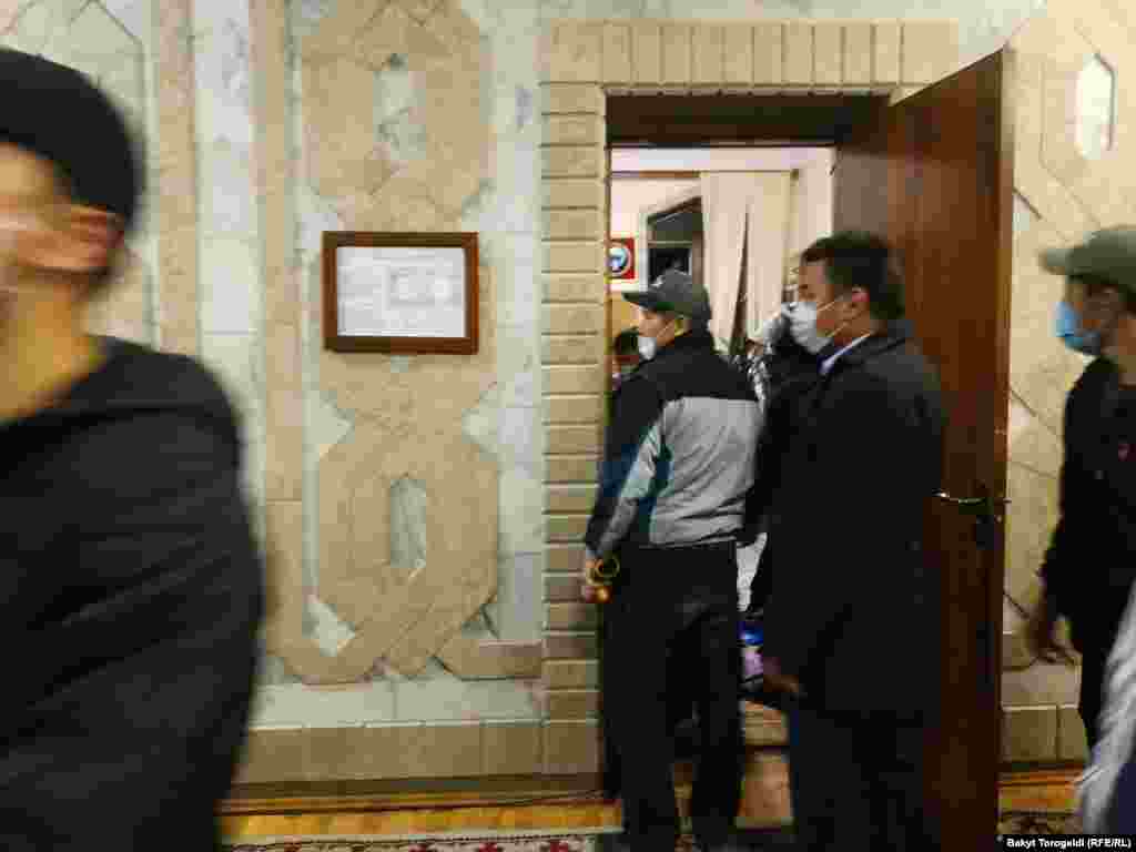 Demonstranti hodaju od sobe do sobe u zgradi Bijele kuće.