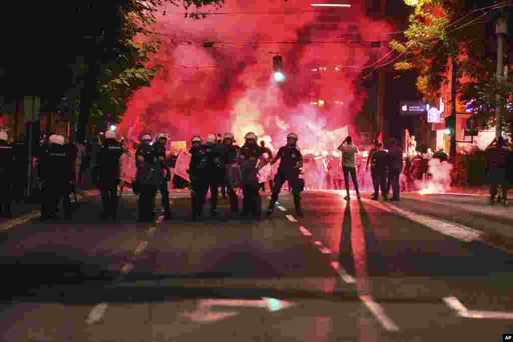 "Felszólítjuk a hatóságokat, hogy kezdjék el végezni a munkájukat. Hogy tartóztassák le azokat, akik valóban felelősek az erőszakért. Tegnap éjjel megverték az embereket, elfogták azt, aki tüntetni jött" - mondta Milan Antonijevic, az egyik demonstráló a Szabad Európának