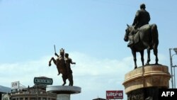 Паметници на Александър Велики и Гоце Делчев (в гръб), Скопие, Северна Македония.