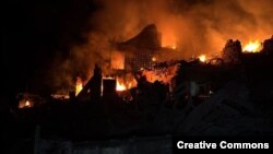 Salvatorii ucraineni intervin la locul unui incendiu izbucnit după atacurile cu drone ale Rusiei din 20 martie.