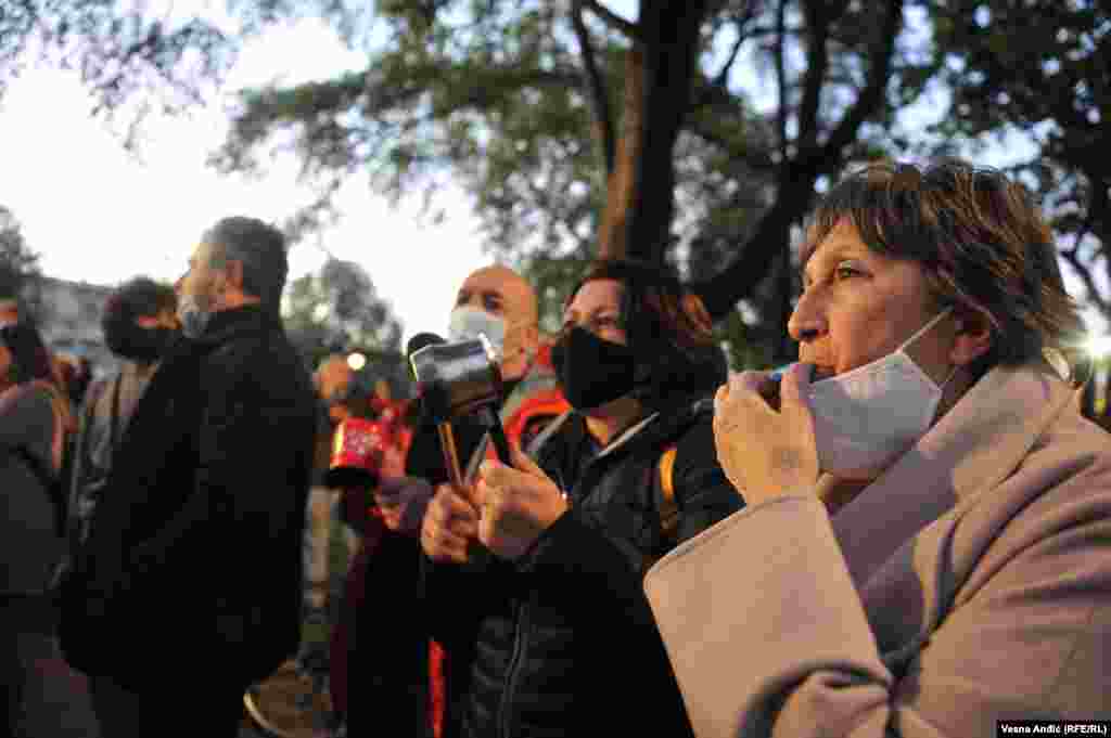 Okupljeni su udaranjem u šerpe, duvanjem u pištaljke i vuvuzele iskazali nezadovoljstvo potezima vlasti u vreme epidemije korona virusa.
