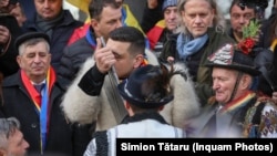 George Simion, președintele AUR, sărută o icoană la Alba Iulia, pe 1 decembrie 2023.