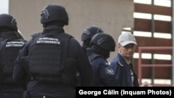 Alexandru Balan este escortat pentru audieri la DIICOT, în București, pe 9 septembrie 2025.