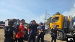 Огнеборци се подготвят да гасят пожара над село Илинденци. Снимката е от 28 юли 2025 г.