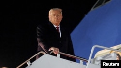 Доналд Тръмп се качва на борда на президентския самолет "Еър форс 1", за да се отправи към обиколката си в Близкия изток и Азия, 25 октомври 2025 г.