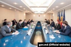 Președinta Maia Sandu, însoțită de ministrul de externe Nicu Popescu, vicepremierul pentru Reintegrare, Vladislav Kulminski și ministra de Interne, Ana Revenco, îl primește pe vicepremierul rus Dmitri Kozak, 11 august 2021