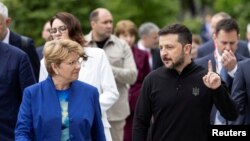 Украинският президент Володимир Зеленски говори с президентката на Швейцария Виола Амхерд след съвместното им изявление на мирната конференция в Люцерн, Швейцария. 15 юни 2024 г.