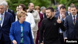 Presidenti i Ukrainës, Volodymyr Zelensky flet me presidenten e Zvicrës, Viola Amherd, në samitin për paqe për Ukrainën në Lucern, Zvicër, 15 qershor 2024.
