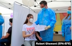 Medicul Valeriu Gheorghiță a participat la vaccinarea copiilor în prima zi când aceasta a fost permisă