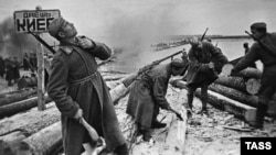 Советские солдаты готовят плоты для форсирования Днепра, 1943 год