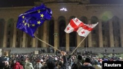 Posredni izbori za predsednika Gruzije održavaju se u jeku protesta zbog odluke vlade da obustavi pristupne pregovore s EU i spornih parlamentarnih izbora u oktobru. Fotografija: Protest ispred parlamenta, 7. decembar 2024.