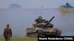 Тенкови за време на воена командно-штабна вежба на руско-таџикистански сили 