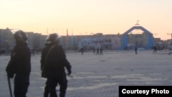 Бойцы специального отряда быстрого реагирования на центральной площади. Жанаозен, 18 декабря 2011 года. Фото предоставлено Елена Костюченко, "Новая газета".