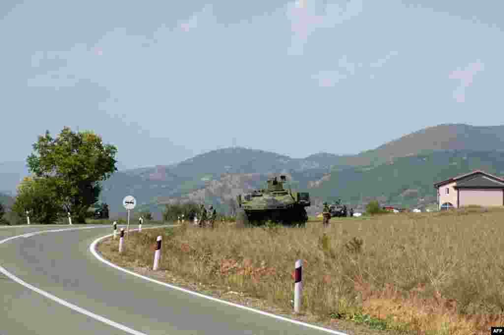 Vozila Vojske Srbije pozicionirana u Rudnici. (27. septembar)