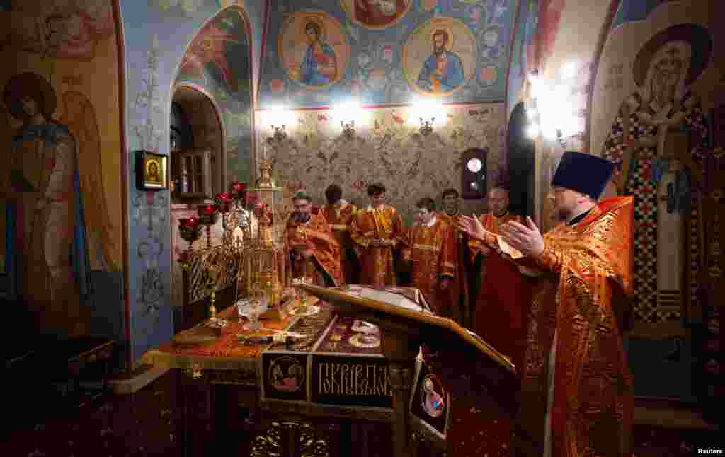 Sveštenici u hramu Pokrova Presvete Bogorodice povodom Uskrsa, Moskva, Rusija 20. aprila 2025.