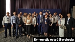 Membrii Partidului „Democrația Acasă”, în frunte cu liderul partidului Vasile Costiuc (în centru), la conferința Make Europe Great Again (MEGA), care a avut loc la Chișinău pe 28 și 29 iulie.