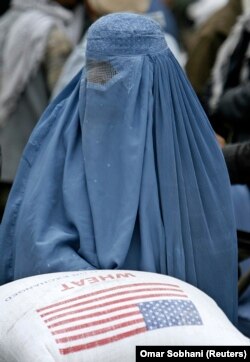 Femeie afgană și ajutor american la Kabul, în aprilie 2008.