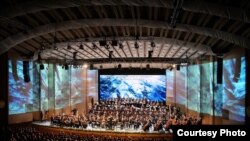 Orchestra și Corul Filarmonicii ”George Enescu” cu Vocal Consort Berlin, dirijorul Lothar Zagrosek, în spectacolul Moise și Aron de Arnold Schönberg.