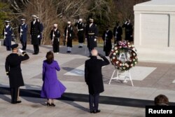 Joe Biden amerikai elnök, Kamala D. Harris alelnök és Omar J. Jones vezérőrnagy tiszteleg az ismeretlen katona sírjánál az arlingtoni nemzeti temetőben 2021. január 20-án. REUTERS / Joshua Roberts / Pool