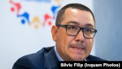 Victor Ponta s-a angajat la partid, pe un salariu de 3.000 de euro net lunar, în calitate de consilier juridic. Printre misiunile sale, era și aceea de a rezolva problema cu gecile de campanie. Imagine generică cu liderul Pro România. 