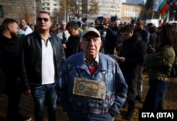 Привърженици на партия „Възраждане“ протестират пред сградата на Българска народна банка (БНБ).