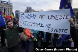 Mii de persoane participă la evenimentul „EuRo Manifest” din București, 15 martie 2025.