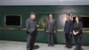 Ova fotografija zabilježena 1. septembra 2025., koju je objavila zvanična sjevernokorejska novinska agencija KCNA, prikazuje sjevernokorejskog vođu Kim Jong Una (lijevo) prije ukrcavanja na poseban voz koji će ga prevesti u Pjongjang.