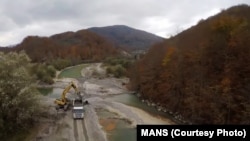 Radovi na izgradnji autoputa uz korito rijeke Tare