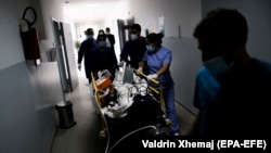 Një pacient me koronavirus bartet nga doktorët në Klinikën Infektive të QKUK-së. 1 shtator, 2021. 