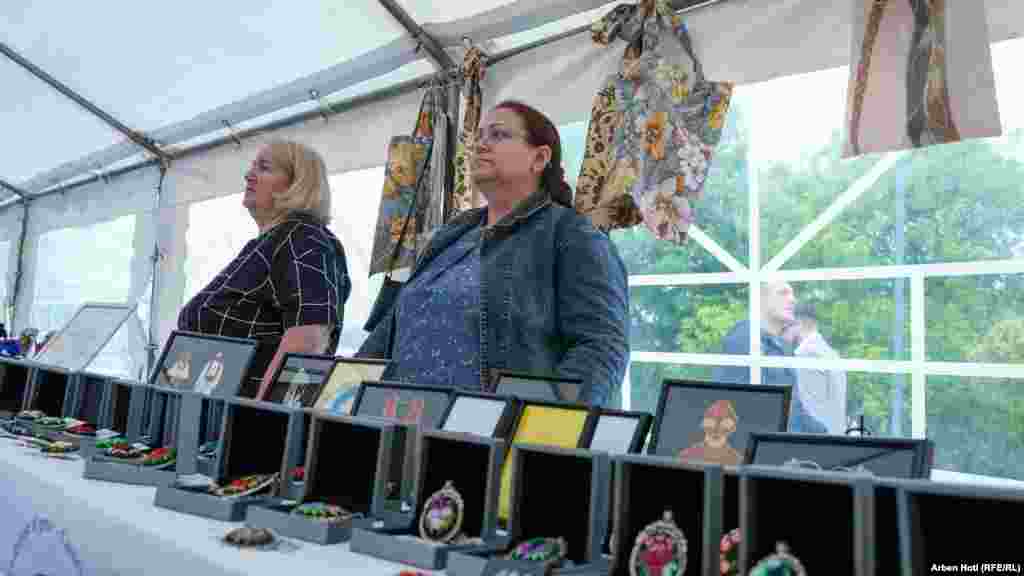 Prodaja rukotvorina na sajmu.