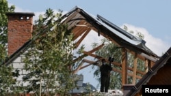 Patrule militare poloneze inspectează un loc în care au căzut drone rusești, 10 septembrie 2025.