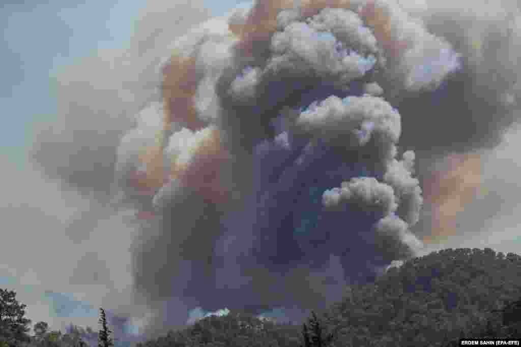 Dim požara u okrugu Marmaris u Mugli, Turska, 1. avgusta 2021.