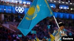 Знаменосец казахстанской сборной Ердос Ахмадиев на на церемонии открытия Олимпиады в Сочи. 7 февраля 2014 года. 