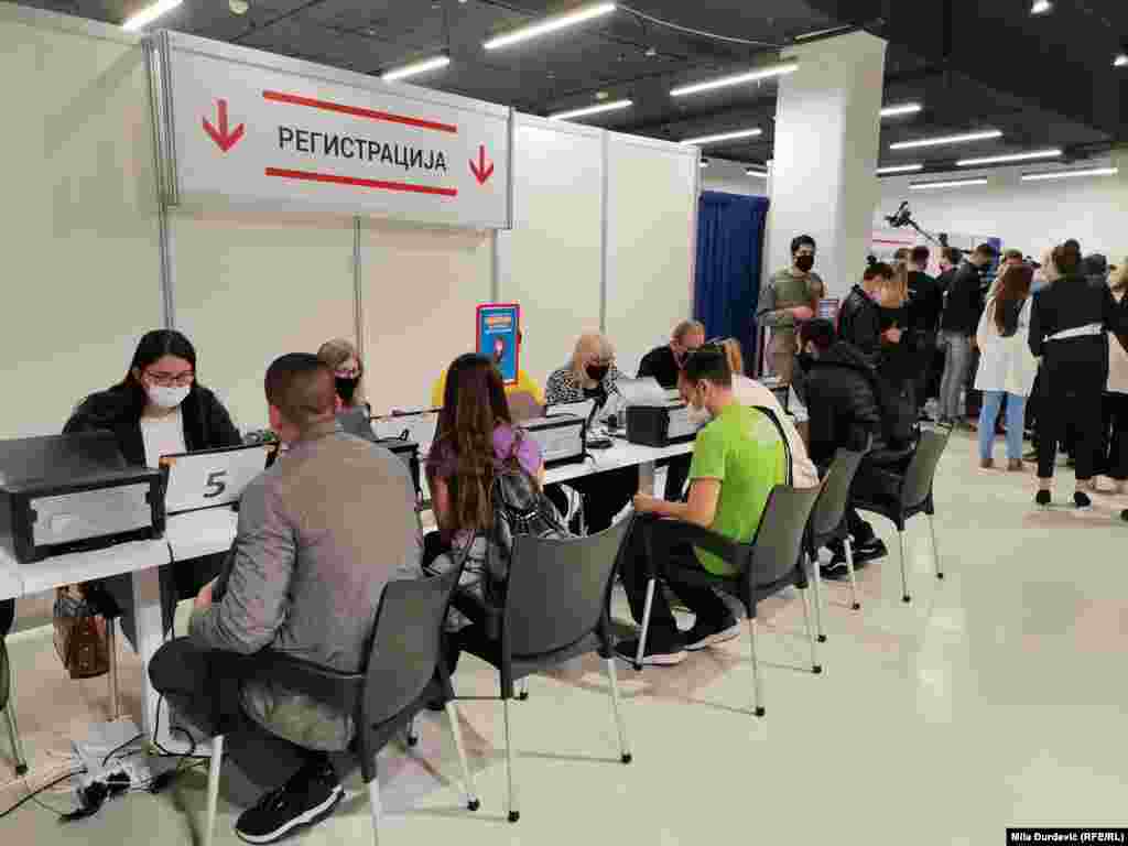 &quot;Ovaj tržni centar je prvi ponudio prostor za vakcinaciju, dobili smo veliki prostor od 500 kvadrata i uredili smo ga u potpunosti sa svim standardima&quot;, navodi se na sajtu Grada Beograda o akciji vakcinacije.