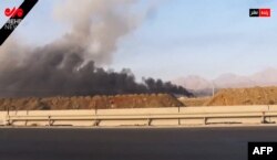 O imagine preluată de la canalul de știri IRINN, pe 13 iunie 2025, arată ceea ce televiziunea a descris ca fiind fumul ridicat de exploziile din Natanz.