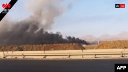 Это изображение, взятое из видео агентства IRINN 13 июня 2025 года, показывает то, что телевидение описало как дым, клубящийся от взрывов в Натанзе после заявлений Израиля о ударах по иранским ядерным и военным объектам.