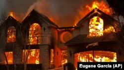 Пожарът в Лос Анджелис унищожи цели квартали. Снимката е от 8 януари 2024 г.