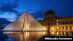 Vedere nocturnă a Piramidei Muzeului Louvre