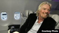 Branson će proći istu obuku, pripremu za let kao budući astronauti te kompanije, a njegov let će se direktno prenositi onlajn