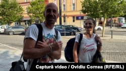 Andrei și Simina au ajuns la Cluj cu autocarul, de la Ciucea, chiar de pe lotul unde în locul căii ferate a rămas doar aliniamentul de piatră spartă.