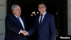 Ministri i Jashtëm grek Nikos Kotzias dhe homologu i tij maqedonas Nikolla Dimitrov