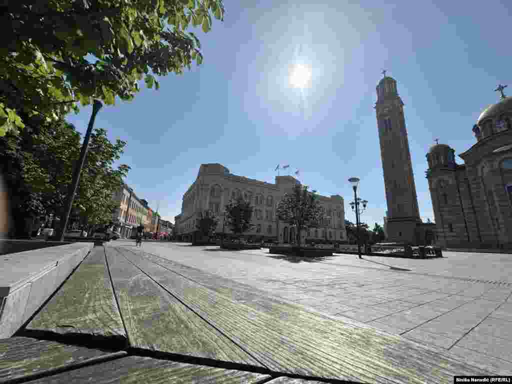 U jednoj od ulica u centru, kod Gradske uprave, u podne nije bilo nikoga. 