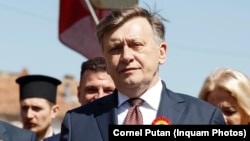 Crin Antonescu este susținut de partidele din coaliția de guvernământ, PSD-PNL-UDMR. El a mai candidat la Președinție în 2009, când s-a plasat pe locul III, după Traian Băsescu și Mircea Geoană care au intrat în turul 2. 