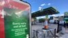 Jedna od benzinskih pumpi u Londonu sa obaveštenjem da nema više goriva, 27. septembar 2021. 