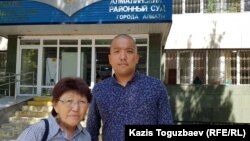 Асемгуль Жаугашева, мать подсудимого Жулдызбека Таурбекова, обвиняемого по делу «о пропаганде терроризма» и «возбуждении розни», и адвокат подсудимого Нурсултан Нурлан у здания суда. Алматы, 1 июля 2019 года. 