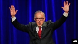 Premierul australian, Anthony Albanese, vorbindu-le suporterilor la Sydney, după victoria în alegerile parlamentare de pe 3 mai 