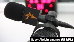 Микрофон с логотипом «Азаттык Медиа».